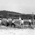 photo of volleyball players from 1983 CSHL Symposium