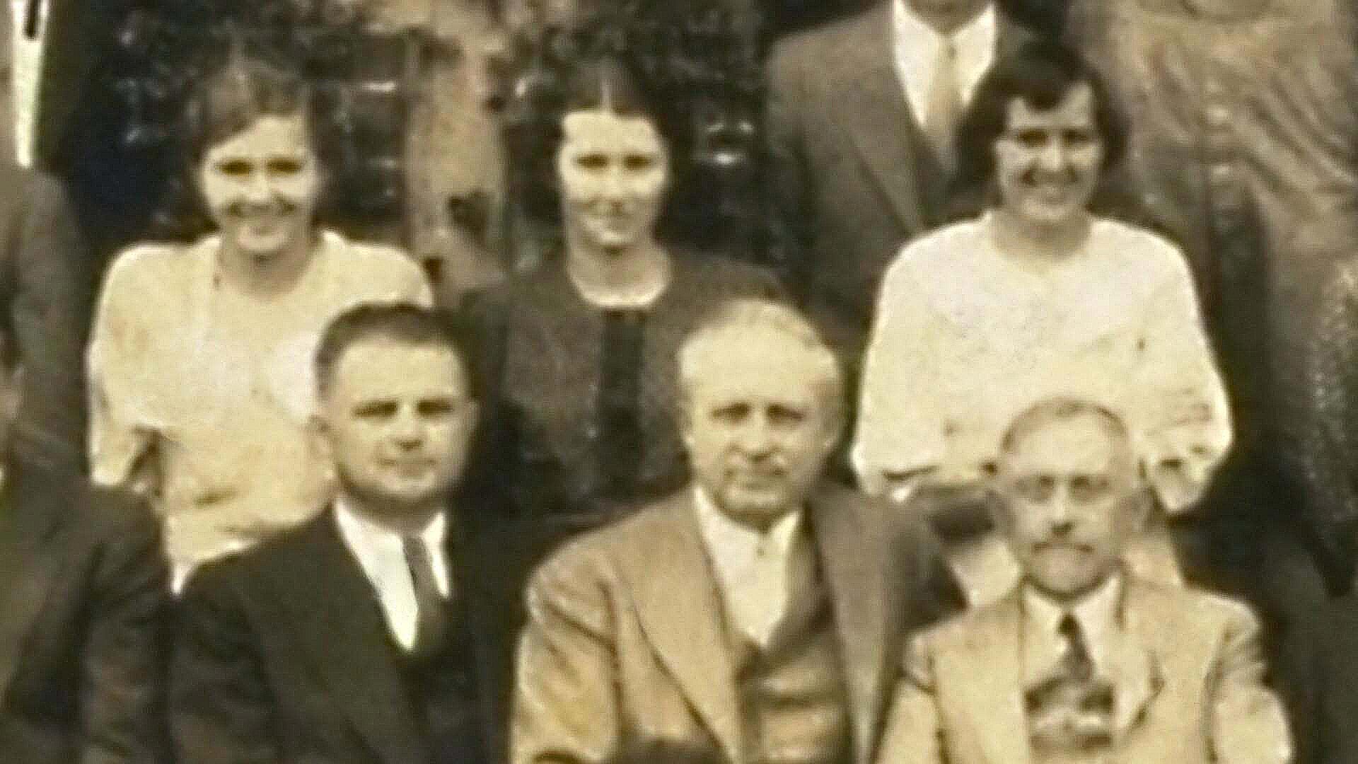 image of Oscar Riddle seated between Milislav Demerec and Albert Francis Blakeslee. Standing behind them, are their colleagues Margaret Kaylor Kuntz, Eunice White, and Isabel Griffin.